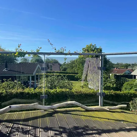 Lovely Retreat Close To The Water, Holiday home *