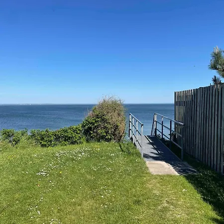 Lovely Retreat Close To The Water, Holiday home